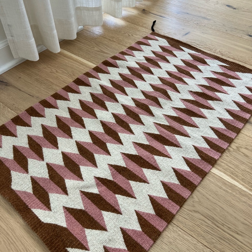 Archive New York Rug - Picture 2 of 3